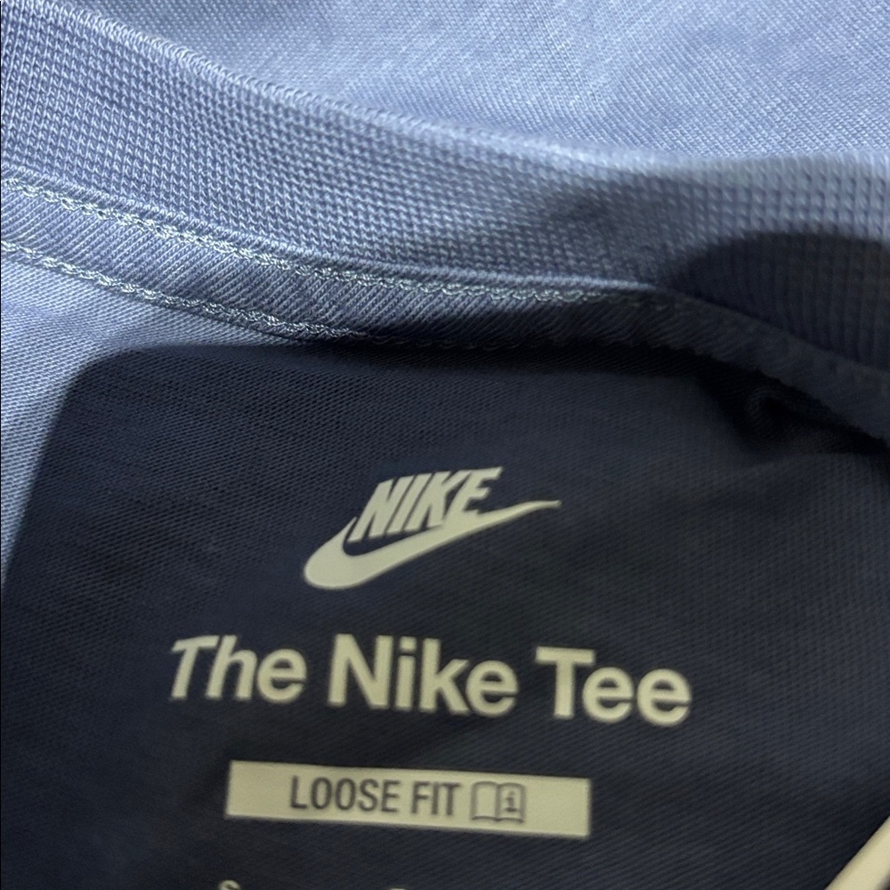 Nike The Nike T,loose fit crewneck,chest screen print logo,crop/short length - Picture 7 of 9